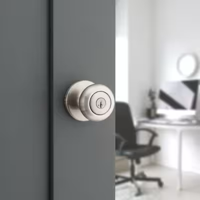 Pomo de puerta de entrada con llave Kwikset Cove en níquel satinado con tecnología antimicrobiana SmartKey
