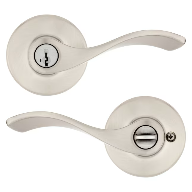 Manija de puerta de entrada con llave exterior Balboa serie Kwikset en níquel satinado y llave inteligente